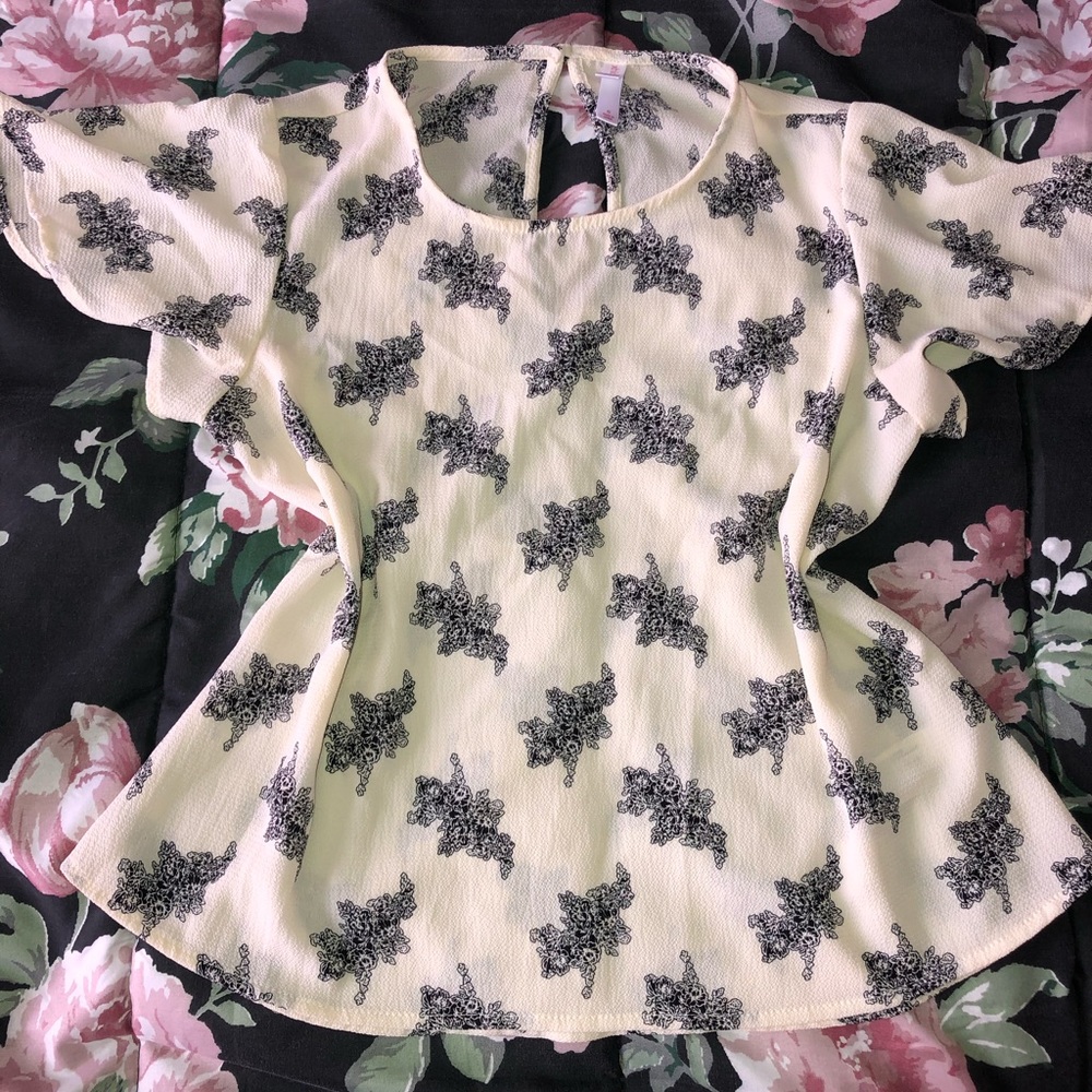 -Black and White Floral Top✨